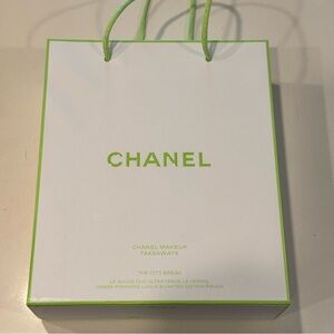 Chanel City Break Make up Takeaway set